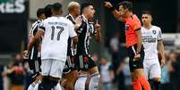 Facundo Tello expulsou Gregore por entrada em Fausto Vera  Foto: Reuters/Agustin Marcarian