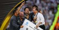 John Textor com premiação pelo título da Libertadores  Foto: Reuters/Agustin Marcarian