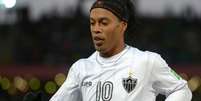  Foto: Guillermo Legaria/AFP via Getty Images - Legenda: Ronaldinho deseja boa sorte ao Atlético-MG antes da final da Libertadores / Jogada10