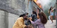 Jão (Fabrício Boliveira) e Madá (Jéssica Ellen) se desesperam em cena de incêndio do barracão da Dragão Suburbano. Foto: Beatriz Damy/Globo