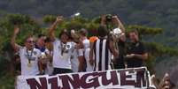  Foto: Carlos Mello/Jogada10 - Legenda: Jogadores do Botafogo festejados pela torcida na chegada ao Rio / Jogada10