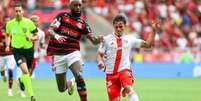  Foto: Ricardo Duarte/Internacional - Legenda: Gerson e Bernabei disputam a bola durante o duelo entre Flamengo e Internacional / Jogada10