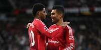  Foto: Gareth Copley/Getty Images - Legenda: Rashford, autor de dois gols, recebe os cumprimentos de Casemiro neste United 4 a 0 sobre o Everton / Jogada10