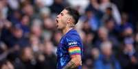  Foto: Julian Finney/Getty Images - Legenda: Enzo Martínez vibra logo após fazer o segundo gol do Chelsea sobre o Aston Villa / Jogada10