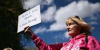 Uma ativista com deficiência da Dignity in Dying segura um cartaz durante protesto em apoio às propostas para legalizar a morte assistida no Reino Unido  Foto: Getty Images / BBC News Brasil