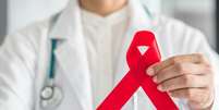 Dezembro Vermelho visa mobilizar a sociedade na luta contra o HIV, Aids e outras infecções sexualmente transmissíveis (ISTs).  Foto: iStock