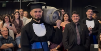 Jovem carrega botijão de gás para homenagear o pai durante formatura Foto: Reprodução/Redes Sociais