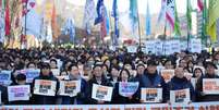 Manifestação em Seul pede renúncia de Yoon Suk Yeol. Sindicatos anunciaram greve pela saída do presidente  Foto: DW / Deutsche Welle