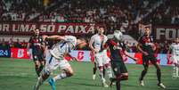 Fortaleza e Atlético Goianiense em ação.   Foto: Mateus Lotif/FEC / Esporte News Mundo