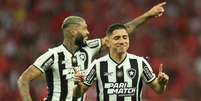 Foto: Vitor Silva/Botafogo - Legenda: Savarino comemora gol no Beira-Rio ao lado de Alexander Barboza / Jogada10