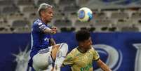  Foto: Cesar Greco/Palmeiras - Legenda: Disputa entre jogador do Palmeiras e Cruzeiro pela 37ª rodada do Brasileirão / Jogada10