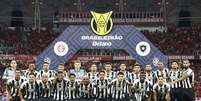 Elenco do Botafogo posando para a foto contra o Inter   Foto: Vítor Silva/Botafogo / Esporte News Mundo