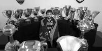 Gabigol ao lado dos troféus conquistados com a camisa do Flamengo  Foto: Reprodução/Instagram/Flamengo