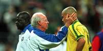 Ronaldo é consolado por Zagallo depois da final da Copa do Mundo de 1998.  Foto: Celio Jr/Estadão Conteúdo / Estadão