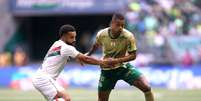 Palmeiras' Caio Paulista in action with Fluminense's Samuel Xavier  Foto:  REUTERS/Carla Carniel