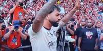 Gabigol abraça o pai antes de entrar em campo para a despedida no Maracanã –  Foto: Reprodução de vídeo SporTV / Jogada10