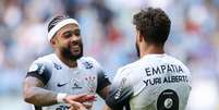 Yuri Alberto e Memphis Depay, do Corinthians, comemoram após marcar o primeiro gol de seu time na partida entre Grêmio e Corinthians, pelo Brasileirão 2024, na Arena do Grêmio, no dia 8 de dezembro de 2024, em Porto Alegre, Brasil.  Foto: Photo by Pedro H. Tesch/Getty Images