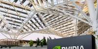 Logo da Nvidia na sede da empresa, em Santa Clara, na Califórnia
Maio/2022
Cortesia da NVIDIA/Handout via REUTERS  Foto: Reuters