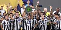 Jogadores do Botafogo erguem troféu do Brasileirão  Foto: Ricardo Moraes/Reuters