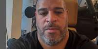 Adriano Imperador desabafa sobre depressão com morte do pai: ‘Bebia para não pensar’  Foto: Reprodução/Instagram / Contigo