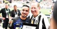 Rafael é homenageado com placa do Botafogo  Foto: Estadão Conteúdo/CARLOS SANTTOS