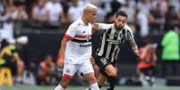 Alex Telles, do Botafogo, e Igor Vinicius, do São Paulo.  Foto: Buda Mendes/Getty Images