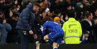 Cucurella, do Chelsea, troca de chuteira durante partida  Foto: Getty Images/Marc Atkins