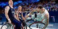 Alexis Ramonet cai no meio do confronto entre França e Grã-Bretanha no basquete Foto: Reuters / BBC News Brasil