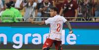 Hugo Mallo com a camisa do Internacional  Foto: Getty Images/Buda Mendes