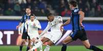  Foto: Marco Luzzani/Getty Images - Legenda: Mbappé em ação pelo Real Madrid diante da Atalanta pela Champions / Jogada10