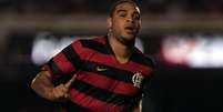  Foto: Alex Carvalho/Wikimedia Commons - Legenda: Adriano conquistou o Brasileirão de 2009 com o Flamengo / Jogada10