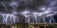 Fotógrafo registra 'chuva' de relâmpagos no DF  Foto: Reprodução/Instagram @fotografiaeastronomia