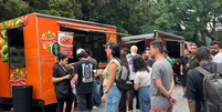 Há dezenas de opções de lanches para quem acompanha o evento no Ginásio do Ibirapuera  Foto: Gabriel Gatto/Terra