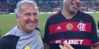  Foto: Reprodução / SporTV - Legenda: Ídolos! Zico recebe beijo de Adriano em festa com ex-craques do Flamengo / Jogada10