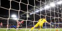  Foto: Julian Finney/Getty Images - Legenda: Cucurella cabeceia e faz o primeiro gol do Chelsea sobre o Brentford / Jogada10