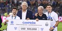 Jogadores do Vélez Sarsfield recebem premiação pelo título do Campeonato Argentino  Foto: Getty Images/Rodrigo Valle