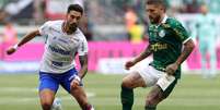 Foto: Cesar Greco/Palmeiras/by Canon - Legenda: Zé Rafael em ação com a camisa do Palmeiras ao longo da temporada / Jogada10