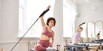 A prática do pilates promove o bem-estar físico e mental  Foto: LightField Studios | Shutterstock / Portal EdiCase