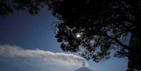 Uma coluna de vapor e cinzas emerge do vulcão Popocatepetl, visto de Santiago Xalitzintla, no estado de Puebla, México  Foto: Henry Romero / Reuters