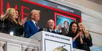 Trump apareceu recentemente na abertura do pregão da Bolsa de Valores de Nova York, em evento que marcou seu anúncio como 'pessoa do ano' da revista Time  Foto: Spencer Platt/Getty Images / BBC News Brasil