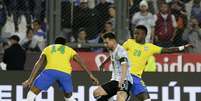 Vinícius Júnior tenta tirar a bola de Messi em jogo entre Brasil e Argentina  Foto: Getty Images/Daniel Jayo