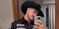 Seu filho, Luke, nasceu por meio de uma barriga de aluguel  Foto: Reprodução: Instagram/jacquesvanier