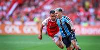 FOTO: LUCAS UEBEL/GREMIO FBPA - Legenda: Bruno Gomes e Soteldo em Internacional x Grêmio, pelo Brasileirão 2024  Foto: Jogada10