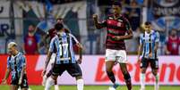  Foto: Marcelo Cortes /CRF - Legenda: Carlinhos foi expulso na partida contra o Gr&ecirc;mio, pelo Brasileir&atilde;o / Jogada10