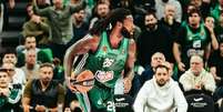 Jogador de basquete do Panathinaikos sofre grave lesão em quadra a torcedores desmaiam com a cena Foto: Mathias Lessort via Instagram / Estadão