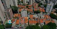 Casas e pr&eacute;dios no bairro da Bela Vista, em S&atilde;o Paulo: a maior parte da popula&ccedil;&atilde;o brasileira ainda vive em casas, segundo IBGE  Foto: FELIPE RAU/ESTAD&Atilde;O