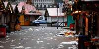 Uma passarela de pedestres do mercado de Natal onde ocorreu o crime está cheia de lixo e outros detritos  Foto: Reuters / BBC News Brasil