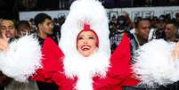 Ho-ho-ho no samba! Sabrina Sato surge com roupa extravagante de Mamãe Noel em ensaio de carnaval. Fotos!. Foto: BrazilNews / Purepeople