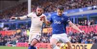  Foto: Carl Recine/Getty Images - Legenda: James Tarkowski, do Everton (de azul) luta pela bola com Gusto, do Chelsea / Jogada10