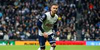 James Maddison (Tottenham) durante jogo contra o Fulham, no dia 01.12.2024 Foto: News Images LTD / Alamy Stock Photo